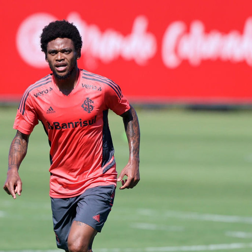 Atacante Luiz Adriano manifesta desejo de voltar ao Internacional - Gazeta  Esportiva