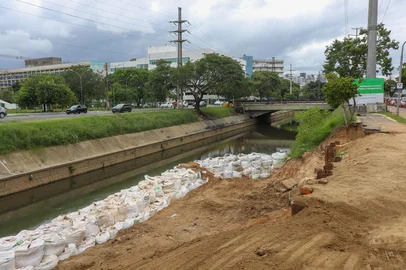 Obras de recuperação do talude do Arroio Dilúvio e ciclovia da Avenida Ipiranga, em Porto Alegre. - Foto: Luciano Lanes / PMPA/DivulgaçãoIndexador: Alex Rocha<!-- NICAID(16013672) -->