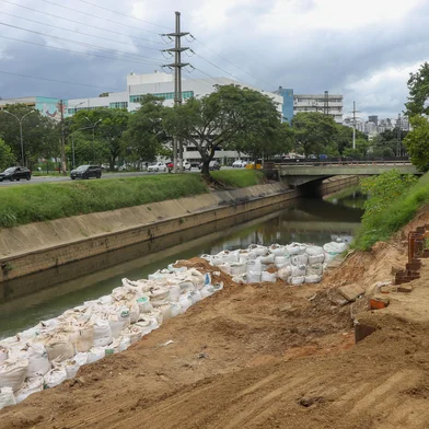 Obras de recuperação do talude do Arroio Dilúvio e ciclovia da Avenida Ipiranga, em Porto Alegre. - Foto: Luciano Lanes / PMPA/DivulgaçãoIndexador: Alex Rocha<!-- NICAID(16013672) -->