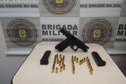 O proprietário de uma empresa de segurança privada foi preso em flagrante em Farroupilha por porte ilegal de arma de fogo. O homem de 34 anos tem o registro da pistola calibre 9mm que estava no porta-luvas de seu automóvel, mas não possuía autorização para transportá-la. O detido alegou que estava atendendo o chamado de um cliente.<!-- NICAID(14765842) -->