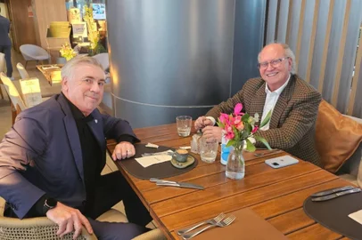 Carlo Ancelotti encontrou o amigo Paulo Roberto Falcão para um café