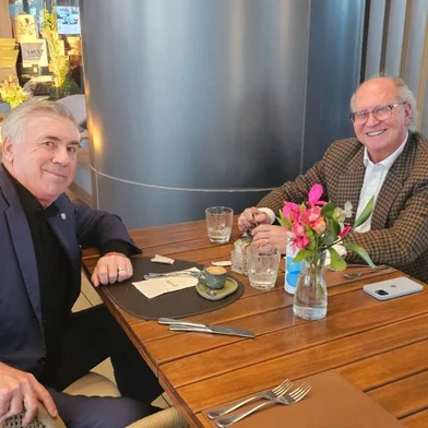 Carlo Ancelotti encontrou o amigo Paulo Roberto Falcão para um café