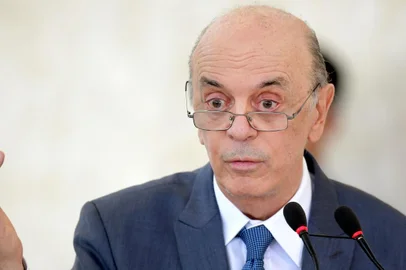 EVARISTO SA / AFP Os chanceleres do Mercosul conclamaram no domingo, 18, os países da União Europeia a acelerarem o processo de negociação de um acordo de livre-comércio entre os dois blocos. O ministro das Relações Exteriores do Brasil, José Serra, disse que a expectativa é concluir o processo em até dois anos. "Existem resistências na União Europeia por causa de mobilizações que eu diria protecionistas em alguns países", afirmou Serra, depois do encontro com os chanceleres do Mercosul em Nova York. "Mas Espanha, Portugal, Suécia, Itália estão amplamente a favor. Confio que consigam maioria para acelerar o processo."<!-- NICAID(12449108) -->