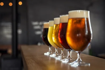 Imagem que ilustra diferentes tipos de cervejas<!-- NICAID(15439581) -->