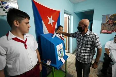 A man casts his vote at a polling station during the new Family Code referendum in Havana, on September 25, 2022. - Cubans went to the polls Sunday to vote in a landmark referendum on whether to legalize same-sex marriage and adoption, allow surrogate pregnancies and give greater rights to non-biological parents. (Photo by YAMIL LAGE / AFP)Editoria: POLLocal: HavanaIndexador: YAMIL LAGESecao: referendaFonte: AFPFotógrafo: STF<!-- NICAID(15217245) -->