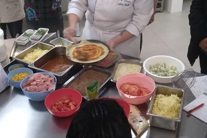 Anjos na Cozinha ensina sobre uso de alimentos para receitas em Caxias do Sul<!-- NICAID(15471843) -->