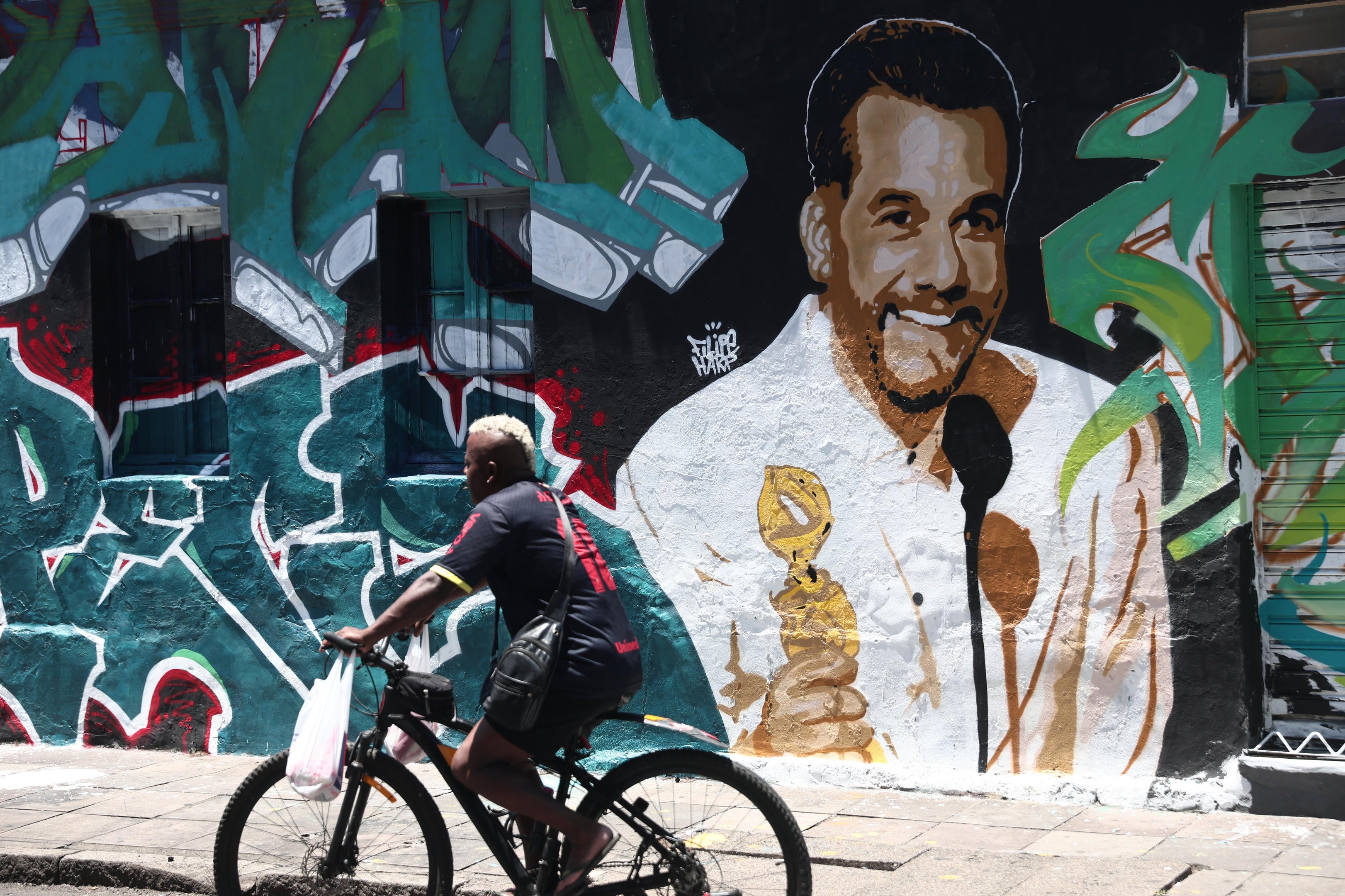 Wagner Moura, vencedor do Globo de Ouro, ganha grafite em Porto Alegre