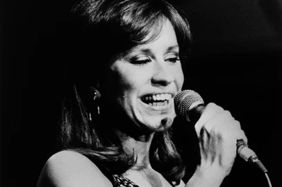Brazilian singer Astrud Gilberto performs on stage during a Jazz Festival on July 16, 1982 in The Hague. (Photo by P. STOLK / ANP / AFP)Editoria: ACELocal: The HagueIndexador: P. STOLKSecao: musicFonte: ANPFotógrafo: STR<!-- NICAID(15448580) -->