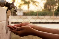 Closeup of hands, child drinking water directly from corporation tap water in IndiaFalta de água. Foto: WESTOCK  / stock.adobe.comFonte: 257865836<!-- NICAID(15479131) -->