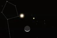 Na madrugada desta sexta-feira (25), um espetáculo raro no céu promete encantar quem estiver acordado nas primeiras horas do dia.Um alinhamento entre os planetas Vênus e Saturno e a Lua formará uma imagem curiosa, parecida com um "rosto sorridente", visível a olho nu em várias partes do mundo, inclusive no Brasil. É possível verificar o melhor horário na sua região por meio do site Time And Date.<!-- NICAID(16022450) -->