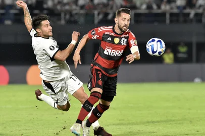 Olimpia's midfielder Ivan Torres (L) fights for the ball with Flamengo's midfielder Everton Ribeiro during the Copa Libertadores round of 16 second leg football match between Paraguay's Olimpia and Brazil's Flamengo, at the Defensores del Chaco stadium in Asuncion, on August 10, 2023. (Photo by NORBERTO DUARTE / AFP)Editoria: SPOLocal: AsuncionIndexador: NORBERTO DUARTESecao: soccerFonte: AFPFotógrafo: STR<!-- NICAID(15551608) -->