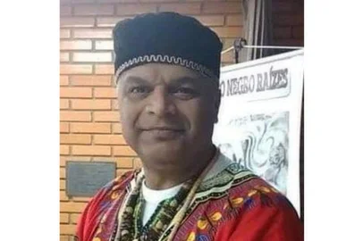 O Movimento Negro Raízes, com sede em Bento Gonçalves, recebeu por meio de uma denúncia anônima um material que comprova a prática de racismo por meio de mensagens via Whatsapp. Na quarta-feira (10), o coordenador do movimento, Marcus Flavio Dutra Ribeiro, foi até a delegacia de Polícia Civil. O material que ele apresentou chama a atenção pela gravidade das ofensas. Em um dos trechos, o autor dos áudios diz: “Esses imigrante aí que vêm de fora só pra tirar o emprego dos outros. Tem que amarrar tudo e afogar no meio da água. Tem que morrer tudo afogado, crianç, adulto, morrer tudo afogado. Esses imigrante de b*s*a, de m*r*a” (sic). O autor da fala seguiu: "Se Adolf Hitler tivesse matado a metade da humanidade não tinha esses 'praguedo' para incomodar a gente. Ngrada do c*r*lh*, negrada f*lh* da p*t*”!” (sic).<!-- NICAID(14713318) -->