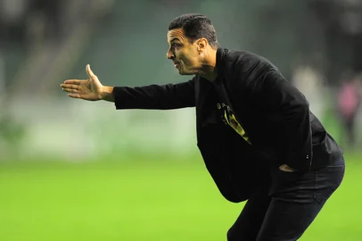 CAXIAS DO SUL, RS, BRASIL, 01/07/2019. Juventude x Luverdense, jogo válido pela Série C do Campeonato Brasileiro realizado no estádio Alfredo Jaconi. Na foto, técnico do Luverdense Júnior Rocha. (Porthus Junior/Agência RBS)<!-- NICAID(14146295) -->
