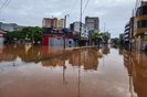 Moradores do bairro São Geraldo deixam casas após água alcançar a Farrapos, na zona norte de Porto Alegre.<!-- NICAID(15754086) -->