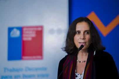 This handout picture released on August 29, 2022 by Chile's Foreign Affairs Ministry shows Chilean Minister of Foreign Affairs Antonia Urrejola speaking during a press conference in Santiago. - Chile summoned Brazil's ambassador in Santiago, after President Jair Bolsonaro accused his counterpart Gabriel Boric of "burning the metro" in the 2019 protests, Chile's foreign minister Antonio Urrejola said on Monday. (Photo by CANCILLERIA CHILE / Chile's Foreign Affairs Ministry / AFP) / RESTRICTED TO EDITORIAL USE - MANDATORY CREDIT "AFP PHOTO / CHILE'S FOREIGN AFFAIRS MINISTRY" - NO MARKETING NO ADVERTISING CAMPAIGNS - DISTRIBUTED AS A SERVICE TO CLIENTS<!-- NICAID(15190751) -->