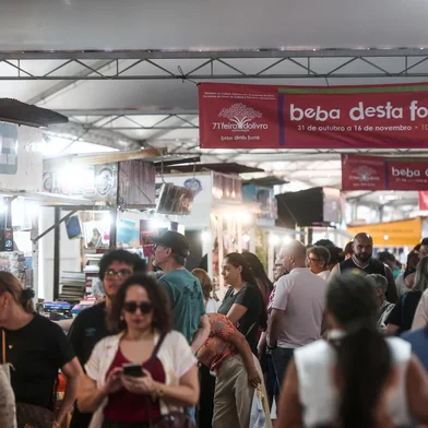 PORTO ALEGRE, RS, BRASIL, 05-11-2025: Os influencers da Feira do Livro. Bia Assad é uma influenciadora oficial do evento. Foto Jonathan Heckler/Agência RBS<!-- NICAID(16161220) -->