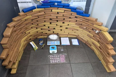 BM apreende mais de 125 kg de drogas no bairro Monte Carmelo, em Caxias do SulMaconha, comprimidos de ecstasy e porções de cocaína estavam em uma casa<!-- NICAID(16211023) -->