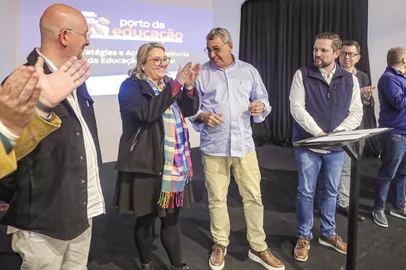 Porto Alegre, RS, Brasil, 06/8/2025: Na manhã desta quarta-feira (08), o prefeito, Sebastião Melo, sancionou a lei que cria a Gratificação de Valorização Profissional da Educação, para os servidores da Secretaria Municipal de Educação (SMED). O ato foi realizado no auditório do Instituto Cultural Brasileiro Norte-Americano, no bairro Centro Histórico. <!-- NICAID(16095587) -->
