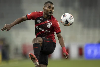 Brazil's Athletico Paranaense Nikao controls the ball during the Copa Sudamericana semi-final second leg football match against Uruguay's Penarol at the Arena da Baixada stadium, in Curitiba, Brazil, on September 30, 2021. (Photo by Liamara POLLI / POOL / AFP)Editoria: SPOLocal: CuritibaIndexador: LIAMARA POLLISecao: soccerFonte: POOLFotógrafo: STR<!-- NICAID(14980341) -->