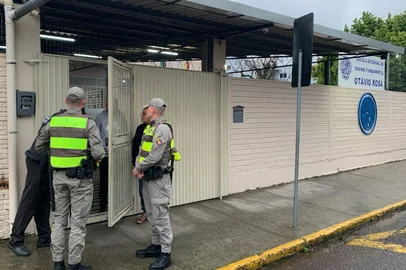 ***EM BAIXA***NOVO HAMBURGO, RS, BRASIL, 08-08-2025: Operação policial em Novo Hamburgo. Vale do Sinos tem segurança reforçada nas escolas após suspensão das aulas na rede municipal em Novo Hamburgo e Estância Velha. Na EEEF Otávio Rosa, nenhum estudante apareceu.  Foto: Ronaldo Bernardi/Agência RBS<!-- NICAID(16097234) -->