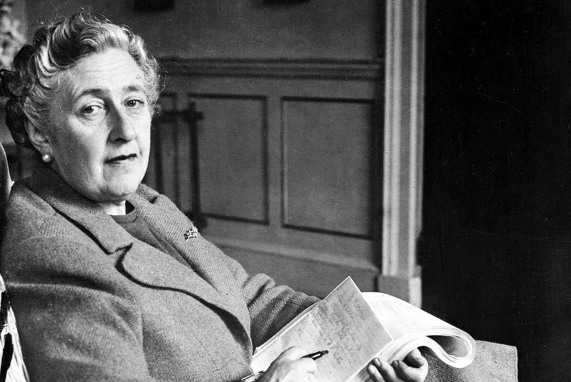BIO-AGATHA CHRISTIEEnglish writer Dame Agatha Christie, poses in March 1946 for a photographer holding a notebook, in her home, Greenway House, in Devonshire. Agatha Christie, born Miller (1890-1976) in Torquay, Devon, wrote, under the surname of her fist husband Colonel Archibald Christie (divorced in 1928) more than 70 detective novels featuring the Belgian detective, Hercule Poirot, or the inquiring village lady, Miss Marple. In 1930, Christie married Max E. L. Mallowan (1904-1978; knighted in 1968), professor of archaeology at London University (1947-78), with whom she travelled on several expeditions. Several of her stories have become popular films, such as "Murder on the Orient Express" (1974) and "Death on the Nile (1978). Christie was made a dame in 1971. (Photo by PLANET NEWS LTD / AFP)Editoria: ACELocal: GREENWAY HOUSESecao: literatureFonte: PLANET NEWS LTD<!-- NICAID(14624801) -->