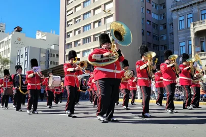 Escolas, bandas marciais e muito frio: Rua Sinimbu lota para o desfile de 7 de Setembro em Caxias.<!-- NICAID(16360741) -->