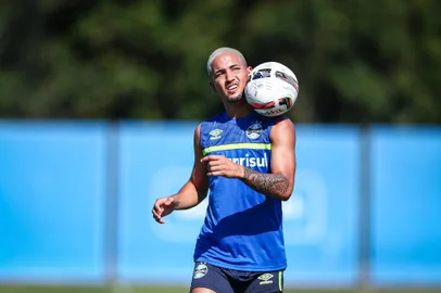 Pre-Temporada Gremio 2022RS - FUTEBOL/ PRE-TEMPORADA GREMIO 2022 - ESPORTES - Jogadores do Gremio realizam treinamento tÃ©cnico durante a tarde desta quinta-feira, no CT Presidente Helio Dourado, na Pre-Temporada 2022. FOTO: LUCAS UEBEL/GREMIO FBPA. Na foto, Jhonata robertEditoria: SPOIndexador: Lucas UebelSecao: futebolFonte: Gremio.netFotógrafo: Gremio <!-- NICAID(14991217) -->