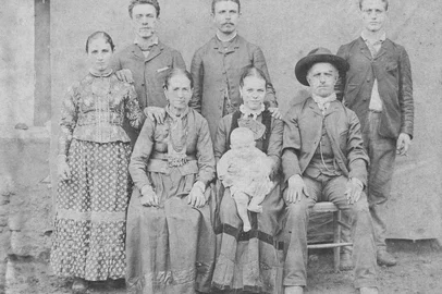 Para comemorar os 137 anos da chegada dos imigrantes italianos Angelo Santini (1834-1914) e Maria Pallaoro Santini (1835-1913) , os descendentes se reúnem domingo (4) em São Valentim da Segunda Légua, onde os Santini se estabeleceram em finais do século 19. E a festa não poderia começar em local melhor: no casarão de pedra construído pela família de Angelo e Maria entre 1892 e 1900.Depois de pronta, Angelo (o pai), quebrou um palito de fósforo pela metade e decidiu que a casa nova iria para aquele que tirasse o pedaço menor. A sorte sorriu para Emilio. A divisão, no entanto, não modificou a união entre os integrantes das duas famílias. E é justamente ao redor deste casarão que começa a festa deste domingo. Na imagem vemos a família em 1893. De pé, da esquerda para direita, estão Henrica Teresa (Henriqueta Santini), Emilio Santini, Angelo Santini e Albino Santini. Sentados, da esquerda para direita, estão o casal Angelo Santini e Maria Pallaoro Santini e Constancia Giordani Santini, esposa de Angelo, com o primogênito Silvio.<!-- NICAID(11713230) -->