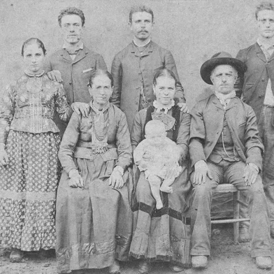 Para comemorar os 137 anos da chegada dos imigrantes italianos Angelo Santini (1834-1914) e Maria Pallaoro Santini (1835-1913) , os descendentes se reúnem domingo (4) em São Valentim da Segunda Légua, onde os Santini se estabeleceram em finais do século 19. E a festa não poderia começar em local melhor: no casarão de pedra construído pela família de Angelo e Maria entre 1892 e 1900.Depois de pronta, Angelo (o pai), quebrou um palito de fósforo pela metade e decidiu que a casa nova iria para aquele que tirasse o pedaço menor. A sorte sorriu para Emilio. A divisão, no entanto, não modificou a união entre os integrantes das duas famílias. E é justamente ao redor deste casarão que começa a festa deste domingo. Na imagem vemos a família em 1893. De pé, da esquerda para direita, estão Henrica Teresa (Henriqueta Santini), Emilio Santini, Angelo Santini e Albino Santini. Sentados, da esquerda para direita, estão o casal Angelo Santini e Maria Pallaoro Santini e Constancia Giordani Santini, esposa de Angelo, com o primogênito Silvio.<!-- NICAID(11713230) -->