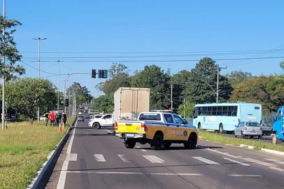 ***FOTO EM BAIXA***Um homem de 27 anos morreu, após a moto que pilotava colidir na traseira de um caminhão no km 7 da RS-040, em Viamão<!-- NICAID(15270074) -->