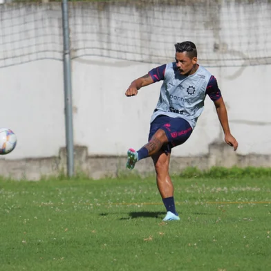 Meia Tomas Bastos durante treino do Caxias no Estádio Centenário.<!-- NICAID(15968766) -->