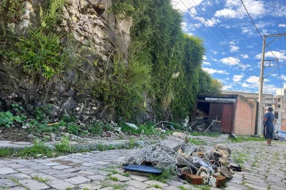 O pintor Luciano Teodoro Conceição, 50 anos, segue fora de casa no bairro Euzébio Beltrão de Queiróz, em Caxias do Sul. A residência dele foi atingida por um deslizamento de pedras na noite de Natal. Na época a prefeitura, por meio da secretaria de Obras, informou que aguardava "dias seguidos de sol e tempo seco para realizar a limpeza do barranco".<!-- NICAID(15650470) -->