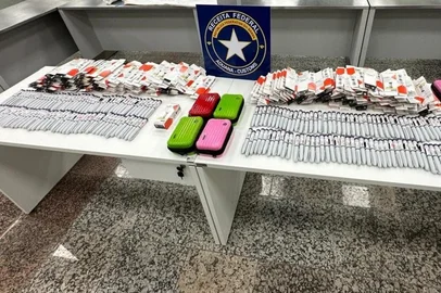 Duas mulheres foram presas e cerca de R$ 280 mil em medicamentos Mounjaro apreendidos pela Receita Federal na noite de sábado (19), no Aeroporto Salgado Filho, em Porto Alegre.<!-- NICAID(16020539) -->