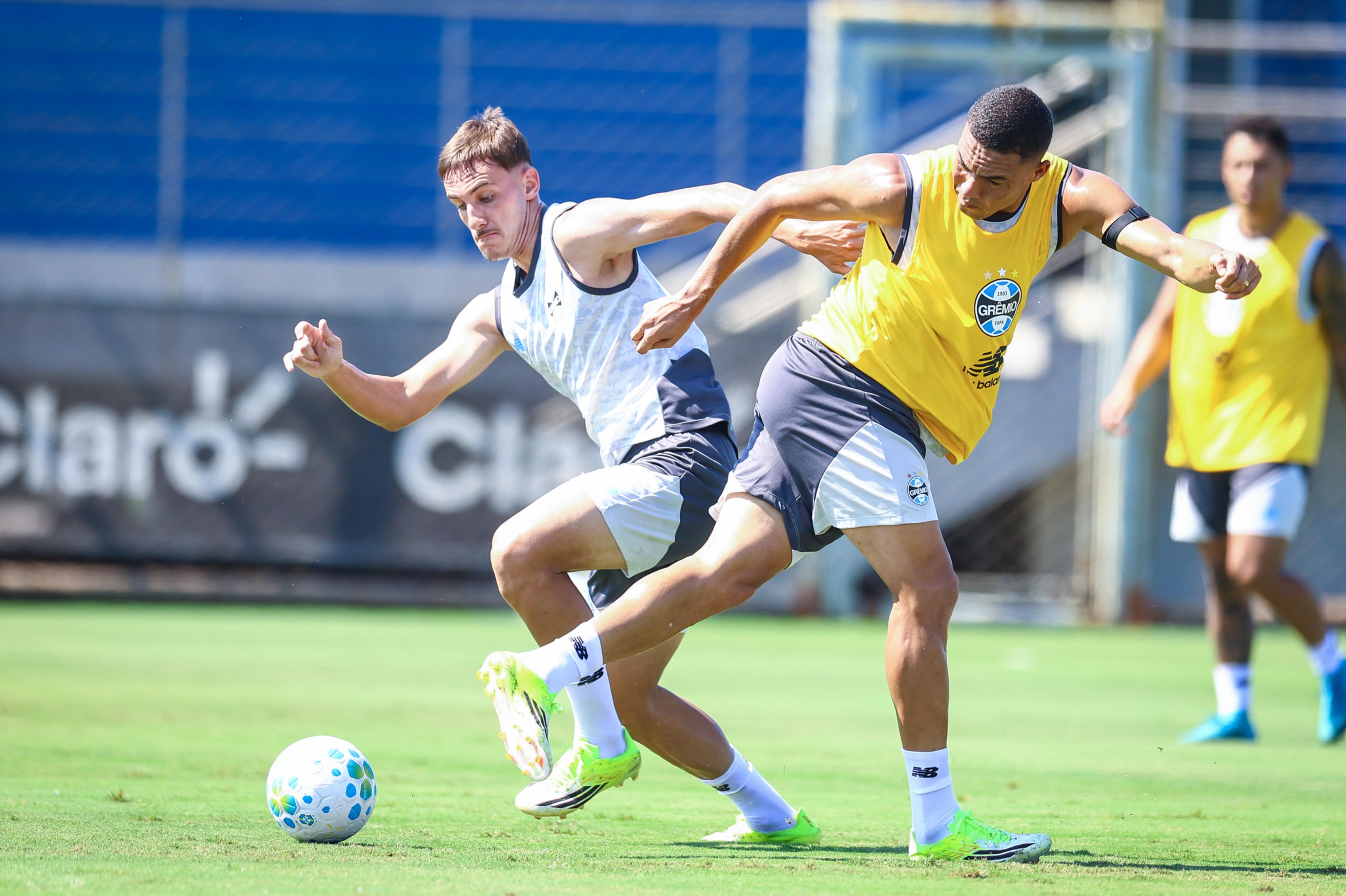 Volante se lesiona, e Gr&ecirc;mio pode ter estreia de jovem da base contra o Palmeiras
