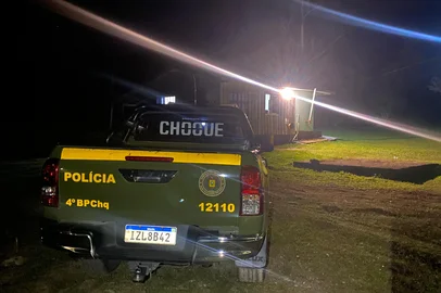 Na tarde desta sexta-feira, 16 de maio, equipes do 4º Batalhão de Polícia de Choque da Brigada Militar apreenderam duas armas de fogo e porções de drogas em um ponto de tráfico localizado na localidade de Vila Oliva, interior de Caxias do Sul. Um suspeito foi morto. <!-- NICAID(16039429) -->