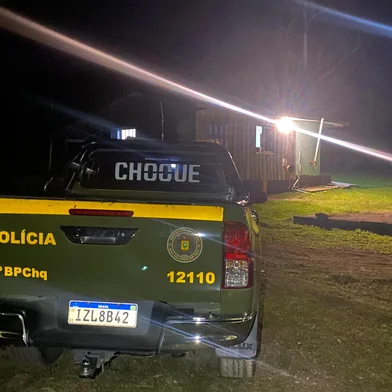 Na tarde desta sexta-feira, 16 de maio, equipes do 4º Batalhão de Polícia de Choque da Brigada Militar apreenderam duas armas de fogo e porções de drogas em um ponto de tráfico localizado na localidade de Vila Oliva, interior de Caxias do Sul. Um suspeito foi morto. <!-- NICAID(16039429) -->