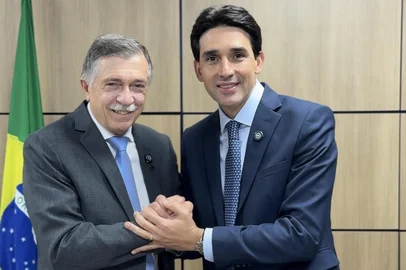 Andreia Copini / Divulgação Prefeito de Caxias do Sul, Adiló Didomenico e ministro de portos e aeroportos, Silvio Costa Filho, em reunião em Brasília, nesta terça-feira (16). <!-- NICAID(16188127) -->