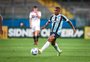 Douglas Costa leva terceiro amarelo, desfalca Grêmio contra Corinthians e discute com torcedores