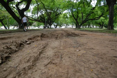 Porto Alegre, RS, Brasil, 10-11-2022: Situação da pista de caminhada do Parque Marinha do Brasil. Frequentadores reclamam de desníveis e buracos. Foto: Mateus Bruxel / Agência RBSIndexador: Mateus Bruxel<!-- NICAID(15260724) -->