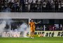 Corinthians vence Santos em clássico encerrado antes por bombas atiradas no gramado