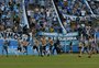Torcedores do Grêmio invadem campo e promovem quebra-quebra na Arena