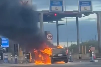 Um veículo pegou fogo perto do pedágio da freeway (BR-290), em Gravataí, na tarde deste sábado (07.06.2025).<!-- NICAID(16054828) -->