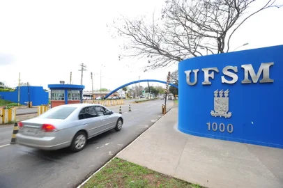 Com o fim da greve dos servidores técnico-administrativos em educação da UFSM, as atividades começam a ser retomadas no campus. Na Biblioteca Central, o movimento era pequeno com entrega e retirada de livros. No Restaurante Universitário (RU) foi possível perceber um fluxo grande de pessoas. Cerca de 1,7 mil realizaram agendamentos para refeições nas três unidades do RU.<!-- NICAID(8547246) -->