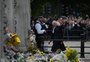 Novo rei, Charles III cumprimenta súditos ao chegar ao Palácio de Buckingham