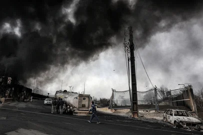 Dark smoke clouds engulf destroyed vehicles near an ongoing fire following an overnight airstrike on the Shahran oil refinery in northwestern Tehran on March 8, 2026. The United States and Israel launched strikes against Iran on February 28, sparking swift retaliation by the Islamic republic which responded with missile attacks across the region. The war has dragged in global powers, upended the world's energy and transport sectors, and brought chaos to even usually peaceful areas of the volatile region. (Photo by AFP)Editoria: WARLocal: TehranIndexador: -Secao: warFonte: AFPFotógrafo: STR<!-- NICAID(16244741) -->