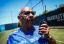 Pedrão, o segurança que protege jogadores e guarda os segredos do Grêmio há 49 anos; assista ao vídeo