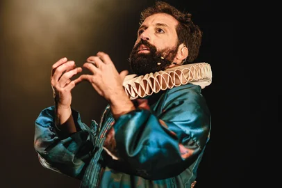 Gregório Duvivier em "O Céu da Língua" <!-- NICAID(15989734) -->