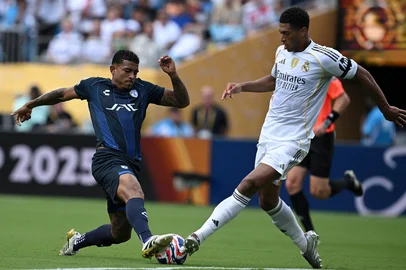 Pachuca's Brazilian forward #10 John Kennedy and Real Madrid's English midfielder #05 Jude Bellingham fight for the ball during the FIFA Club World Cup 2025 Group H football match between Spain's Real Madrid and Mexico's Pachuca at the Bank of America stadium in Charlotte on June 22, 2025. (Photo by Federico PARRA / AFP)Editoria: SPOLocal: CharlotteIndexador: FEDERICO PARRASecao: soccerFonte: AFPFotógrafo: STF<!-- NICAID(16080540) -->