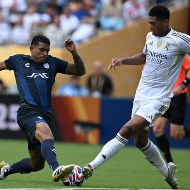 Pachuca's Brazilian forward #10 John Kennedy and Real Madrid's English midfielder #05 Jude Bellingham fight for the ball during the FIFA Club World Cup 2025 Group H football match between Spain's Real Madrid and Mexico's Pachuca at the Bank of America stadium in Charlotte on June 22, 2025. (Photo by Federico PARRA / AFP)Editoria: SPOLocal: CharlotteIndexador: FEDERICO PARRASecao: soccerFonte: AFPFotógrafo: STF<!-- NICAID(16080540) -->