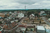 CAXIAS DO SUL, RS, BRASIL, 15/07/2026. Serra gaúcha pode ser a primeira região do Brasil a ter dois destinos considerados 'Melhores Vilas Turísticas do Mundo'. Neste ano, Vila Flores, com 3,7 mil habitantes e cultura típica da imigração italiana no RS, integra os sete destinos brasileiros que concorrem à distinção concedida pela ONU Turismo. (Neimar De Cesero/Agência RBS)<!-- NICAID(16330121) -->